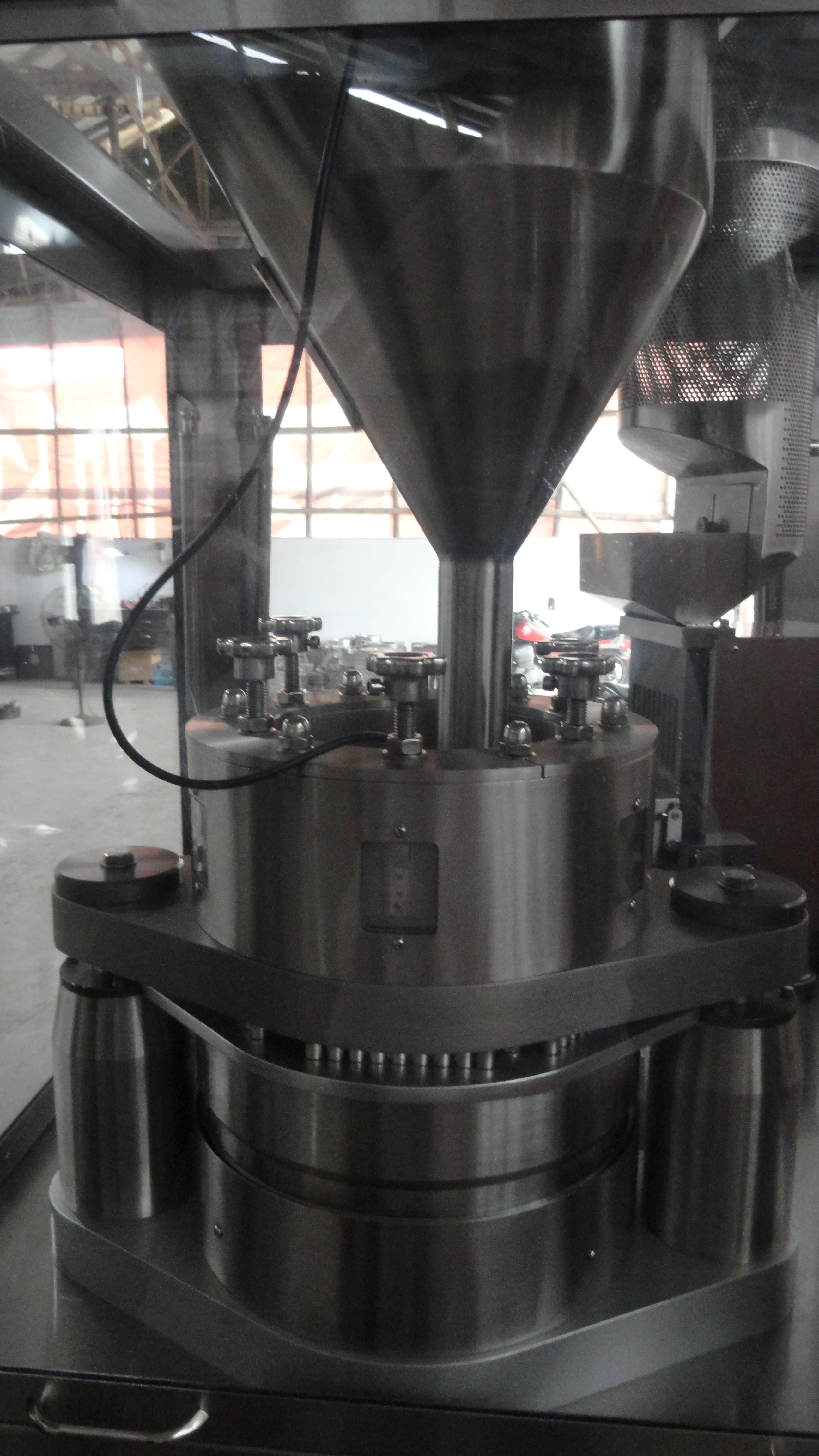 Automatic Capsule Filling Machine with Vacuum Loader (NJP1200C)